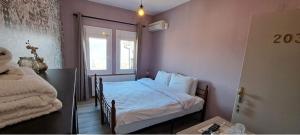A bed or beds in a room at Guesthouse Monopati - Ξενώνας Μονοπάτι