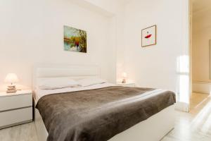 1 dormitorio blanco con 1 cama grande y armario blanco en Lovely 2 Bedroom Flat, en Tiflis