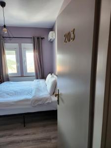 A bed or beds in a room at Guesthouse Monopati - Ξενώνας Μονοπάτι