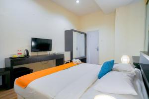 Postel nebo postele na pokoji v ubytování Sans Sunset Point Seminyak