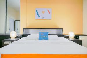Postel nebo postele na pokoji v ubytování Sans Sunset Point Seminyak