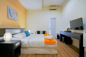 TV a/nebo společenská místnost v ubytování Sans Sunset Point Seminyak