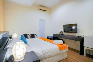 Postel nebo postele na pokoji v ubytování Sans Sunset Point Seminyak