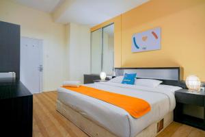 Postel nebo postele na pokoji v ubytování Sans Sunset Point Seminyak