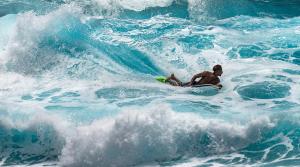 Un uomo che cavalca un'onda su una tavola da surf nell'oceano di Tienne Del Mar a Paul