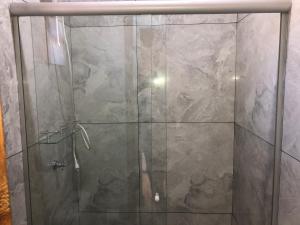 カンバラにあるVale de cambara Iの浴室のガラス扉付きシャワー +34枚の写真