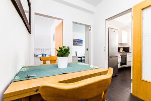 cocina y comedor con mesa y sillas en Messewohnung Buchforst, en Colonia