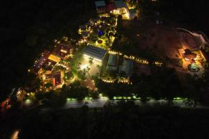 einen Blick über eine Straße in der Nacht mit Lichtern in der Unterkunft Honeydewwz Exoticaa Hotel & Resort in Chikmagalur
