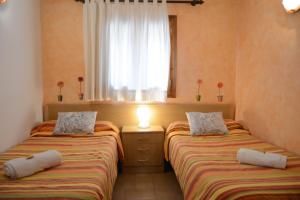 En eller flere senge i et værelse på Hostal La Cuineta de Cal Triuet