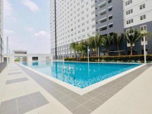 una piscina al centro di un edificio di V Boho Home 3Bedroom 7-8Pax Eco Majestic Semenyih a Beranang