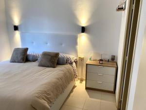 Posteľ alebo postele v izbe v ubytovaní Casa ASIA. Relax a 5 minutos de las calas TOP.