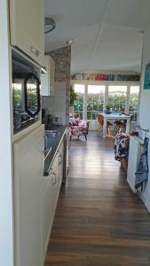 een keuken met een aanrecht en een eetkamer bij dutchduochalet13 in 's-Gravenzande