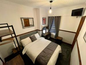 um quarto com uma cama e uma escada em Rendezvous Bar & Rooms - ADULTS ONLY em Blackpool