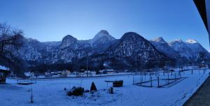 Blick auf eine Bergkette mit Schnee auf dem Boden in der Unterkunft Ferienwohnung Stricker in Obertraun