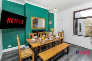 Host Liverpool - Spacious family home pets welcome 레스토랑 또는 맛집