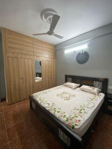 a bedroom with a bed and a ceiling fan at Elegant & Luxurious Villa at Film Nagar, Jubilee Hills near Apollo in Hyderabad