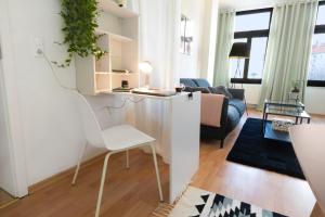 a living room with a white table and a chair at Ruhige Wohnung in zentraler Lage - Quiet flat in a central location in Magdeburg