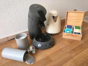 Příslušenství pro přípravu čaje a kávy v ubytování Ruhige Wohnung in zentraler Lage - Quiet flat in a central location