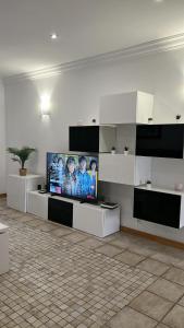 sala de estar con TV de pantalla plana en la pared en Villa linda, en Playa Blanca