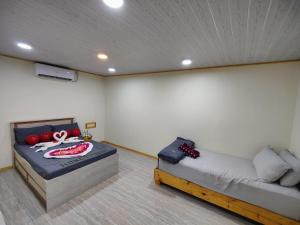 Postel nebo postele na pokoji v ubytování Rashuthere Maldives + 37 fotografií