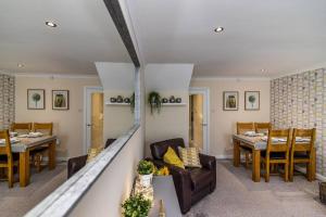Posezení v ubytování Cute and Cosy home with Private Parking and Garden Great for Professionals or Families
