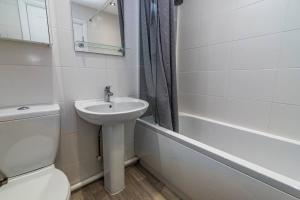 Koupelna v ubytování Cute and Cosy home with Private Parking and Garden Great for Professionals or Families