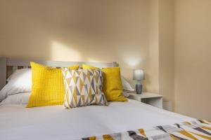 Postel nebo postele na pokoji v ubytování Cute and Cosy home with Private Parking and Garden Great for Professionals or Families