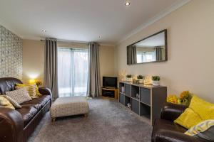 Posezení v ubytování Cute and Cosy home with Private Parking and Garden Great for Professionals or Families