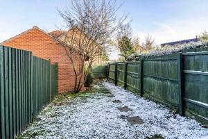 Cute and Cosy home with Private Parking and Garden Great for Professionals or Families v zimě