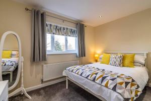 Postel nebo postele na pokoji v ubytování Cute and Cosy home with Private Parking and Garden Great for Professionals or Families