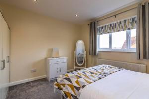 Postel nebo postele na pokoji v ubytování Cute and Cosy home with Private Parking and Garden Great for Professionals or Families