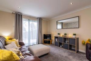un soggiorno con divano e specchio di Percy House Cosy 2 Bedroom Home, Private Garden FREE PARKING Long Stays welcome a Nottingham