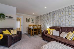 Posezení v ubytování Cute and Cosy home with Private Parking and Garden Great for Professionals or Families