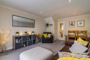 ノッティンガムにあるPercy House Cosy 2 Bedroom Home, Private Garden FREE PARKING Long Stays welcomeのリビングルーム(ソファ、椅子付)