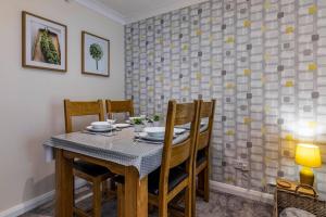 Posezení v ubytování Cute and Cosy home with Private Parking and Garden Great for Professionals or Families