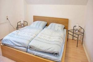 ラーボエにあるFerienhaus-Kassiopeiaのベッドルーム1室(大型ベッド1台、枕2つ付)