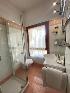 y baño con ducha, aseo y lavamanos. en Il Ghebo, en Cavallino-Treporti