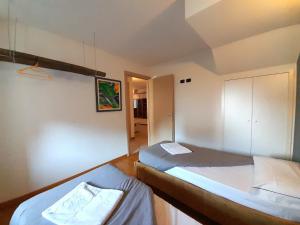 Habitación con 2 camas en una habitación en IL RUSTICO appartamento vacanze, en Tresivio