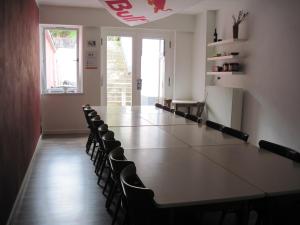 a large conference room with a long table and chairs at Monteurhaus LK1 in Lissendorf