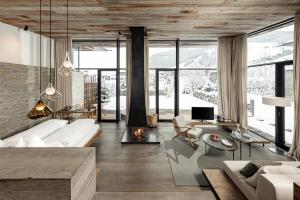 uma sala de estar com um sofá e uma mesa em Wiesergut em Saalbach-Hinterglemm