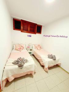 Habitación con 2 camas en una habitación en Lovely apartment in Costa Adeje, en Playa Fañabe