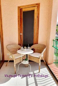 2 sillas y una mesa en un porche en Lovely apartment in Costa Adeje, en Playa Fañabe