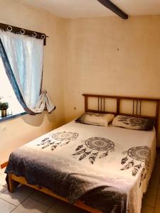 um quarto com uma cama grande e uma janela em Gîte de l’écuyer em Eygurande-et-Gardedeuil