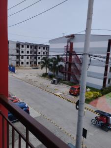 Blick auf eine Stadtstraße mit einem Parkplatz in der Unterkunft Drea Staycation 2 Bedroom at Urban Deca Homes Marilao in Marilao