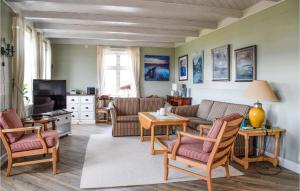 ein Wohnzimmer mit einem Sofa, Stühlen und einem Tisch in der Unterkunft 4 Bedroom Nice Home In Bekkjarvik in Bekkjarvik