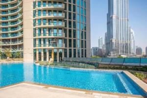 een groot zwembad met uitzicht op de stad bij Maison Privee - 5 Stars Apt in Architectural Marvel of Dubai in Dubai