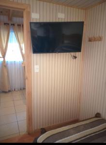 Μια τηλεόραση ή/και κέντρο ψυχαγωγίας στο Hosteria y Cabañas Rucantu