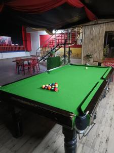 Biliár nebo kulečník v ubytování Hotel Kanishkka Inn