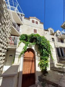 uma entrada para um edifício com uma porta de madeira em Apartments Leut em Pisak