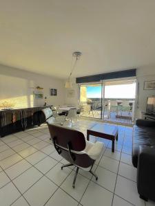 a living room with a couch and a table at Appartement bord de Mer ・Le rivage・ in Piriac-sur-Mer